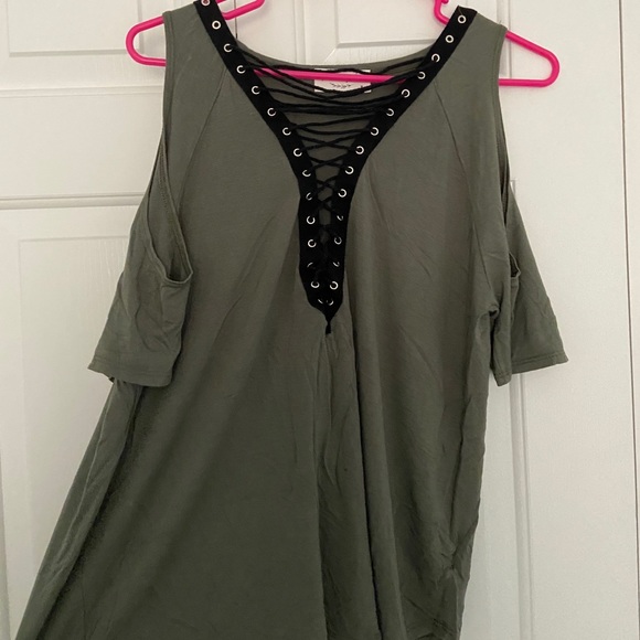 Shirt w/lace and “cold shoulder” - Picture 2 of 5